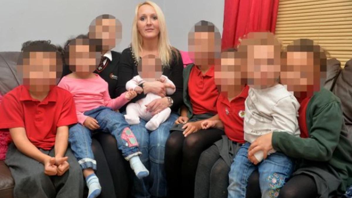 Marie e os oito filhos em parque de diversão, os filhos tem entre 10 e 22 anos - Reprodução/ Mirror UK
