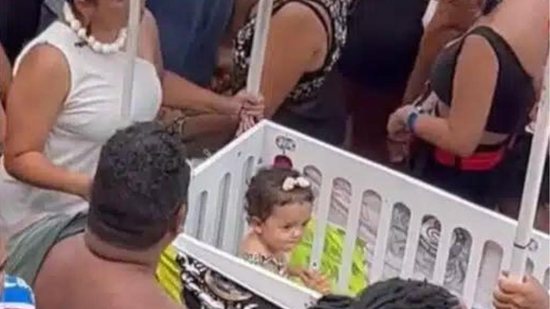 Pais levam bebê para Carnaval de Salvador em ‘berço elétrico’ e dividem opiniões - Reprodução/Redes Sociais
