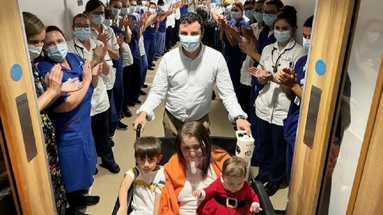 Nicoleta ao lado dos filhos no dia em que saiu do hospital - Reprodução/Royal Papworth Hospital