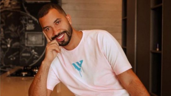 Gil do Vigor compartilha férias ao lado da família e fã repara: “Um a cara do outro” - reprodução Instagram