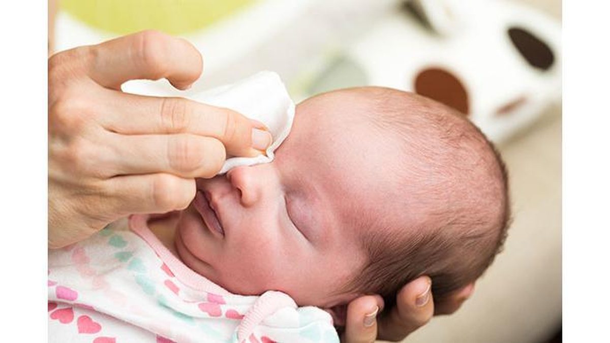 Não precisa ficar tenso: a limpeza nos olhos do bebê é bem simples - Shutterstock