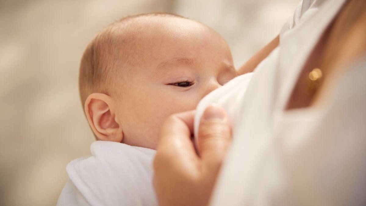 Pesquisa mostra a possibilidade do leite materno ser usado como tratamento contra o coronavírus - Shutterstock