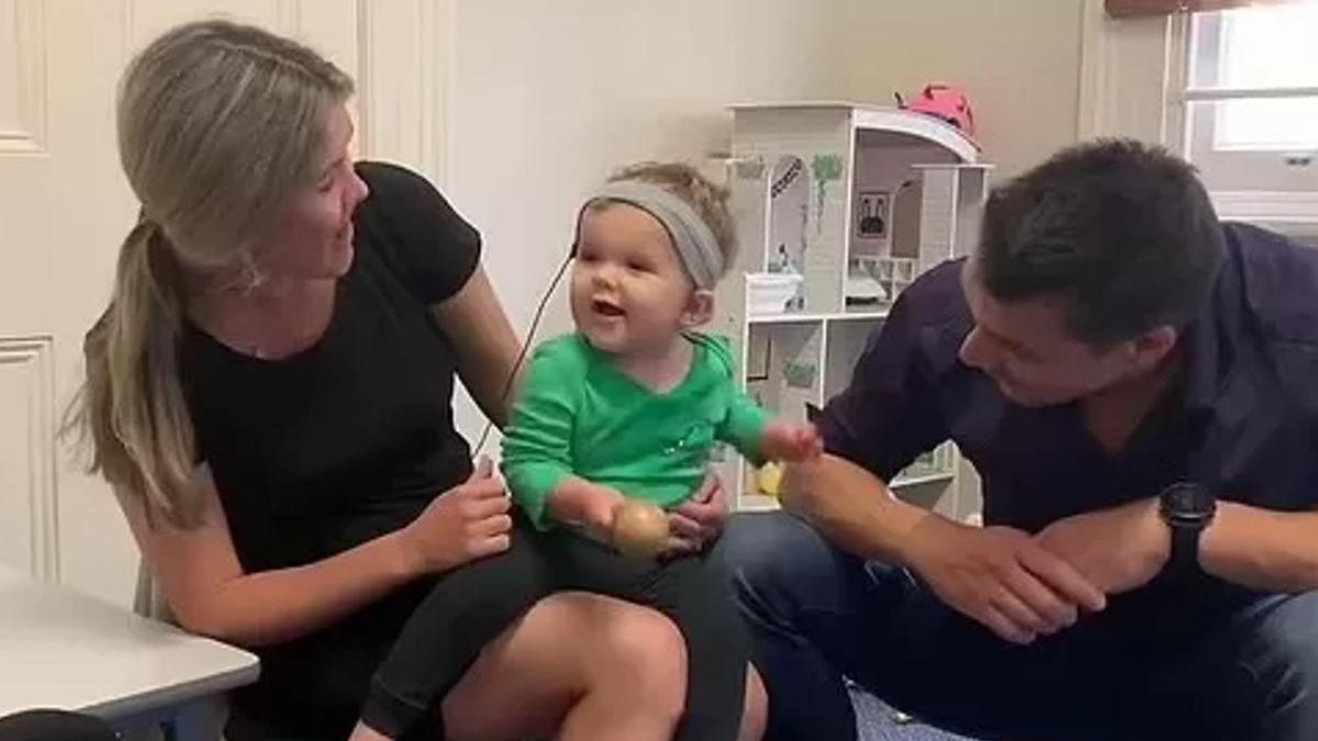 Axel recebeu implantes de próteses cocleares e conseguiu ouvir a voz dos pais pela primeira vez - Reprodução/ Daily Mail