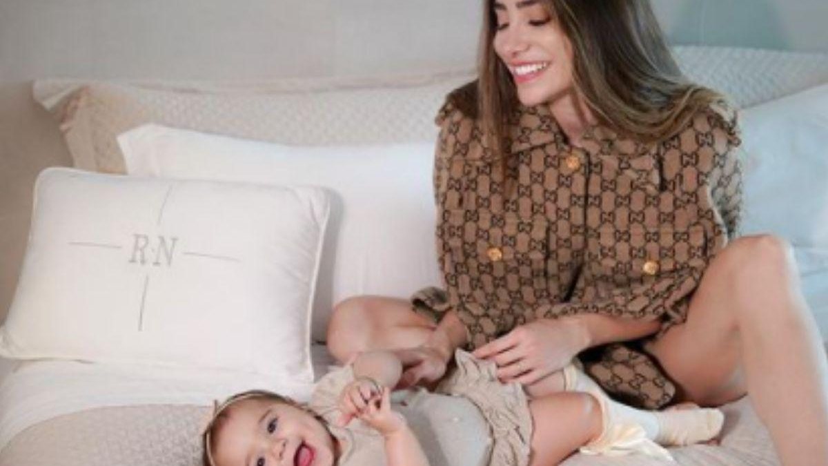A médica comemorou a alta hospitalar da filha de 1 ano - Reprodução/ Instagram @romananovais
