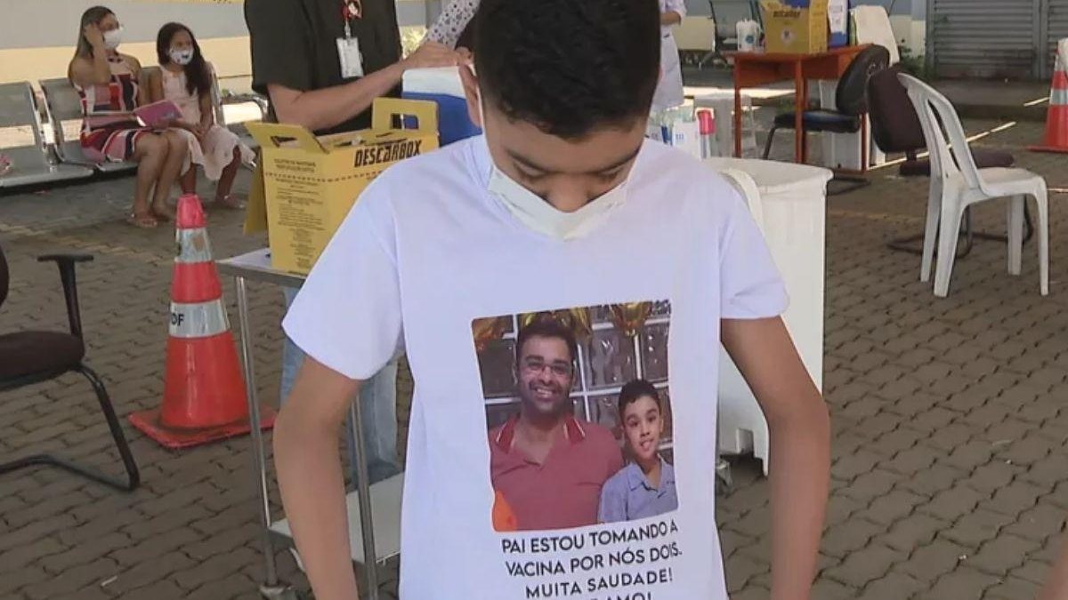 Queila e Davi homenagearam Flávio, uma das 600.00 vítimas do vírus no Brasil - Reprodução G1