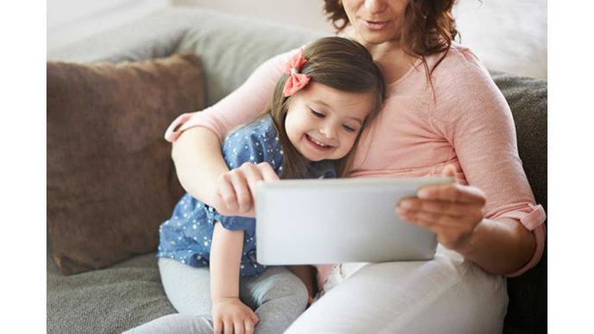 Novos pais passam mais tempo no Facebook do que quem não tem filhos - Shutterstock