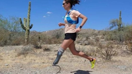 A mulher correu 104 maratonas em 104 dias mesmo com a perna amputada - Reprodução/BBC