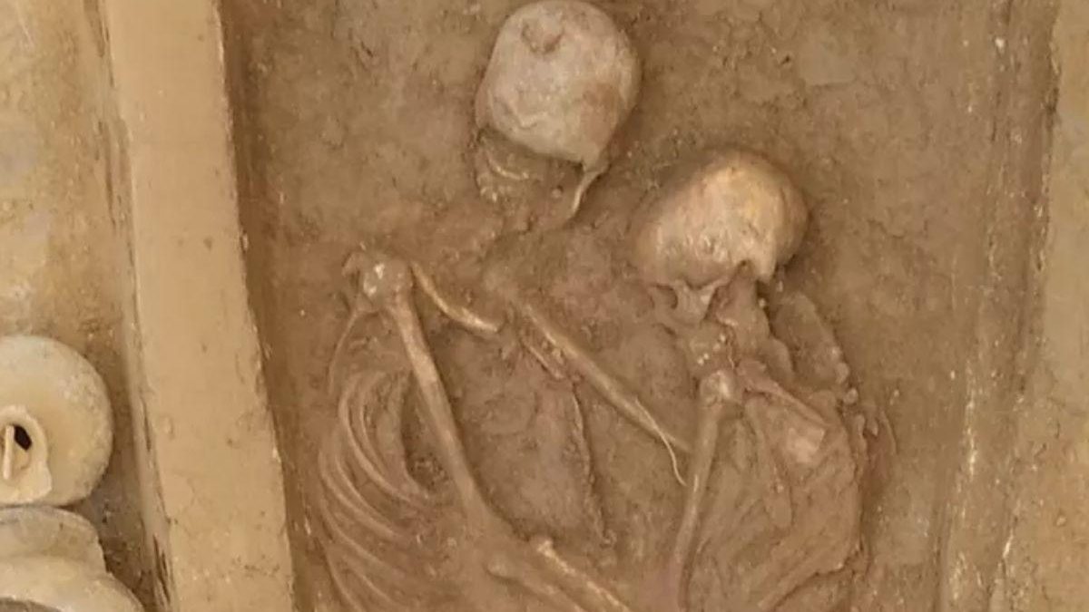 Foto do esqueleto e reprodução do casal feita por pesquisadores. - Reprodução/ Qian Wang/ Cortesia