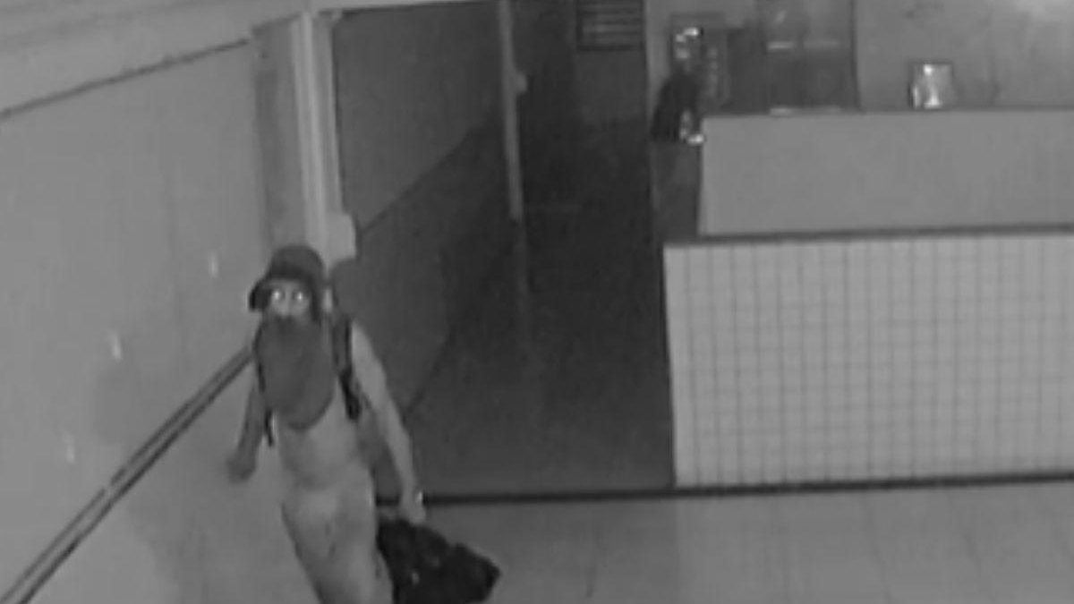 Homens assaltam escola em SP - Reprodução / Câmeras de Segurança / TV Globo