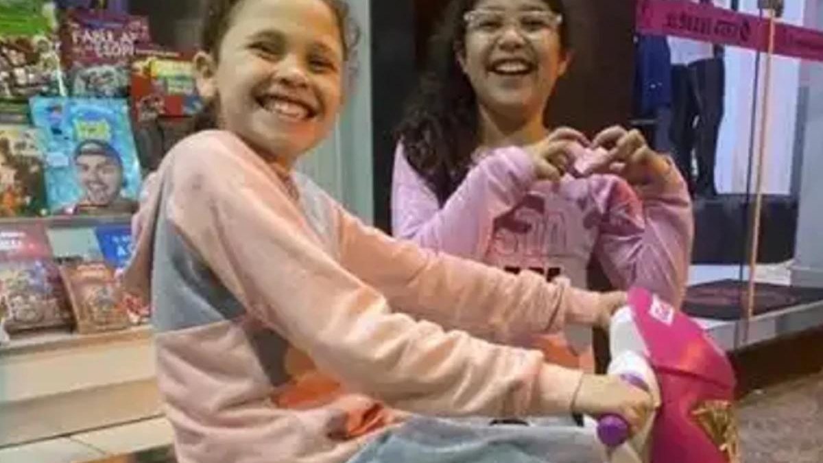 Menina de 9 anos rifa a própria “motinho” para conseguir dinheiro e doar brinquedos a crianças com câncer (Foto: Reprodução/temmais