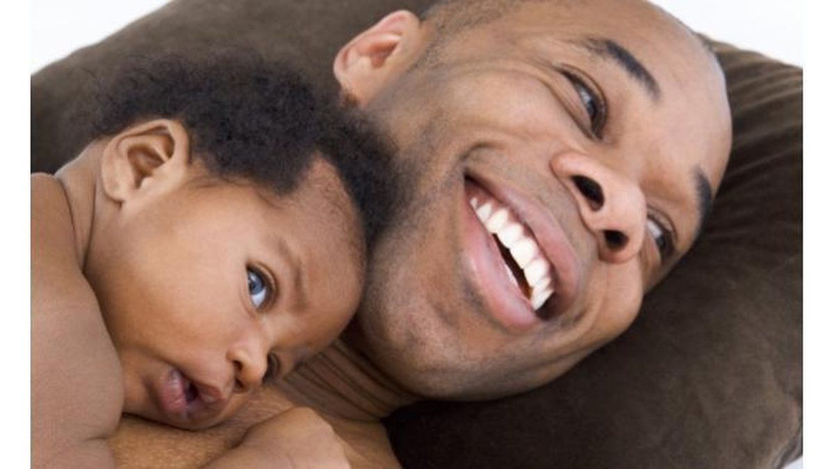 A paternidade é diferente entre brancos e pretos, porque há barreiras a mais no segundo caso - reprodução