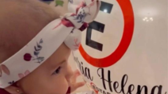Bebê ganha mesversário com tema inusitado de placa de trânsito - Reprodução/ Instagram