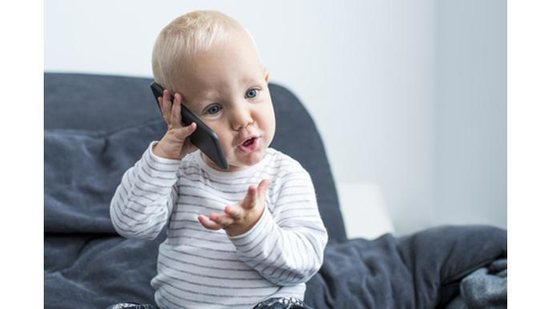 Crianças menores de um ano não devem mexer no celular - Getty