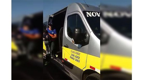 Motorista do DF deixa criança trancada em van escolar sob o Sol - Reprodução/ Vídeo Youtube Canal Metrópoles DF