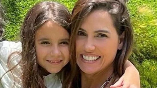Deborah Secco divide opiniões por deixar a filha de 7 anos mexer no cabelo: “Muito novinha” - Reprodução/Instagram