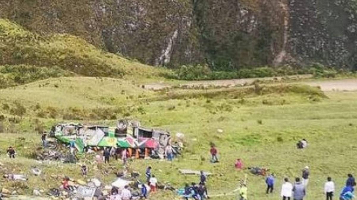 Ônibus cai em despenhadeiro no Peru - Reprodução / g1