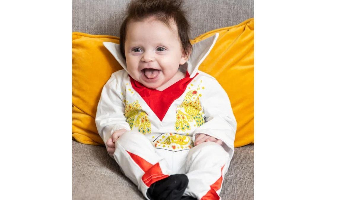 Mãe fantasia a filha  de 4 meses com roupa do  cantor Elvis - Reprodução/The Sun