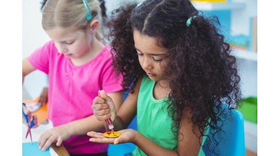 girls-making-arts-and-crafts-together-picture-id664075322 - Foto: Istock