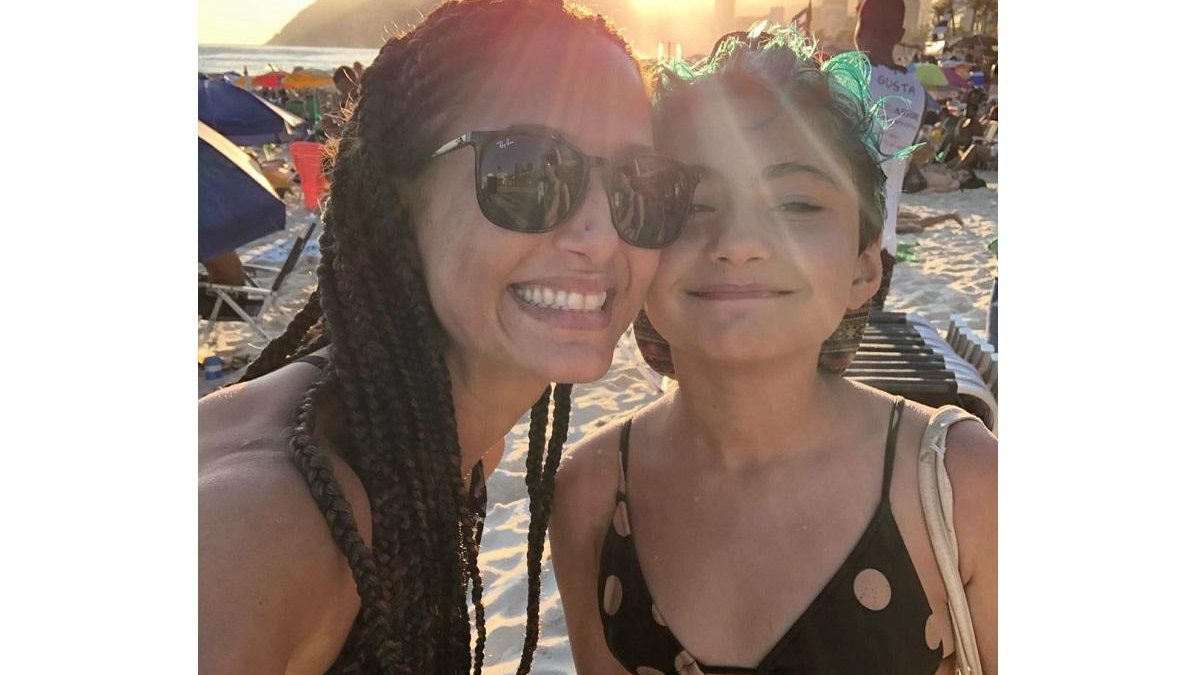 Camila Pitanga aparece em foto rara amamentando a filha - Reprodução Instagram @caiapitanga
