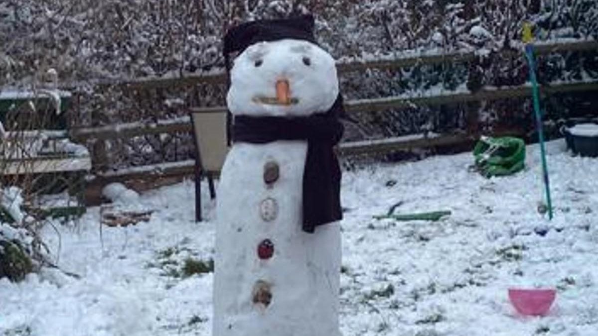 Família constrói boneco de neve lindo e depois de uma noite ele fica com formato inusitado - Reprodução/TheSun