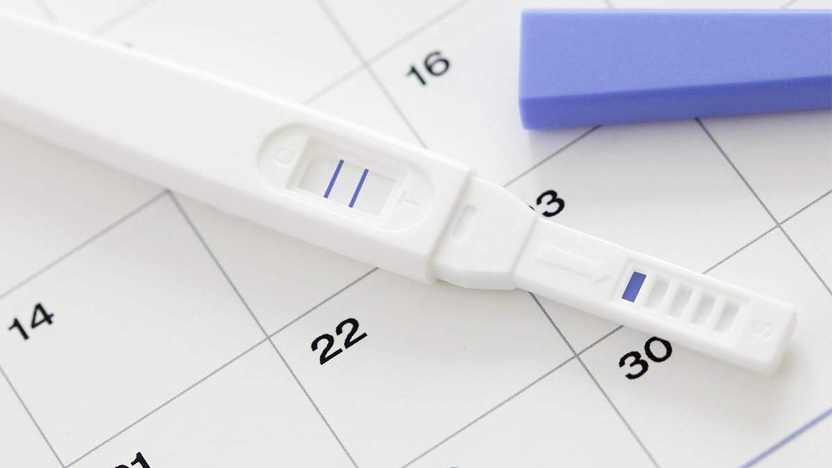 Quando a menstruação ainda não está atrasada, o teste de gravidez é mais preciso com a primeira urina do dia - Getty Images