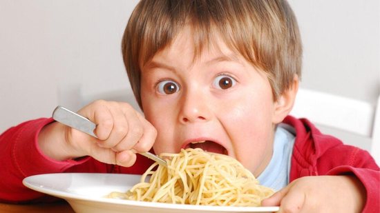 O que fazer quando seu filho querer comer demais - Getty Images
