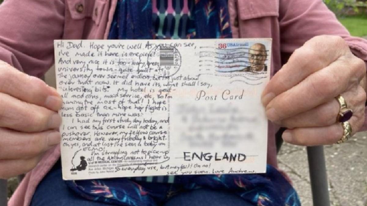 Uma mulher recebeu o cartão postal que o filho enviou há 32 anos anos em casa nesta semana - reprodução/BBC
