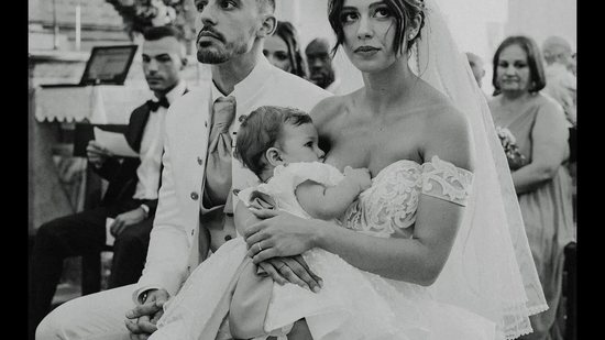 Mãe viraliza ao amamentar a filha no casamento - Reprodução/Melo Lima Fotografia