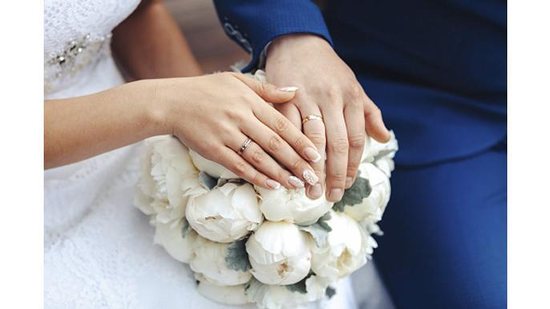 A mulher decidiu usar um vestido de noiva no dia do casamento do filho e ofuscou o da noiva - Reprodução/ Getty Images