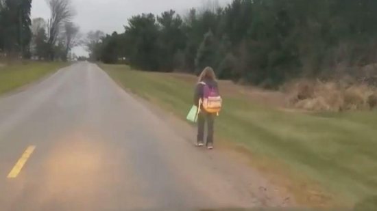 A menina caminhou por 8km até a escola - Reprodução/Facebook