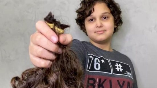 Bruno ficou 2 anos sem cortar o cabelo, e decidiu doá-lo para a amiga da mãe que está lutando contra o câncer - Reprodução/Instagram @salaozairafernandes