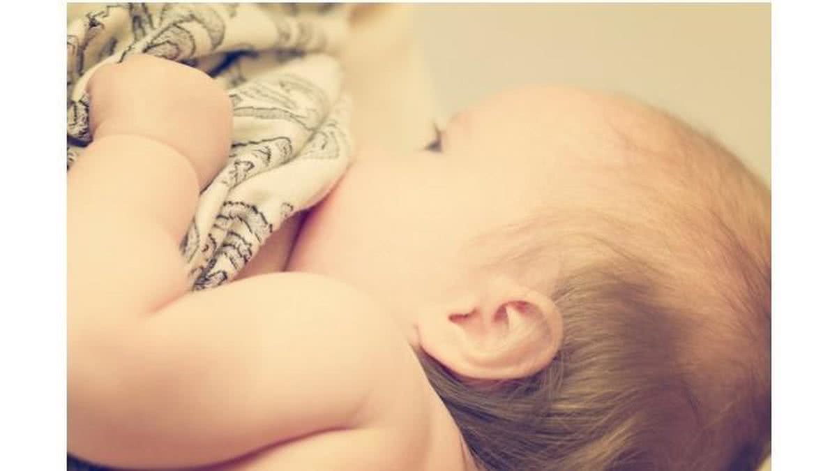 breastfeeding-picture-id471558794