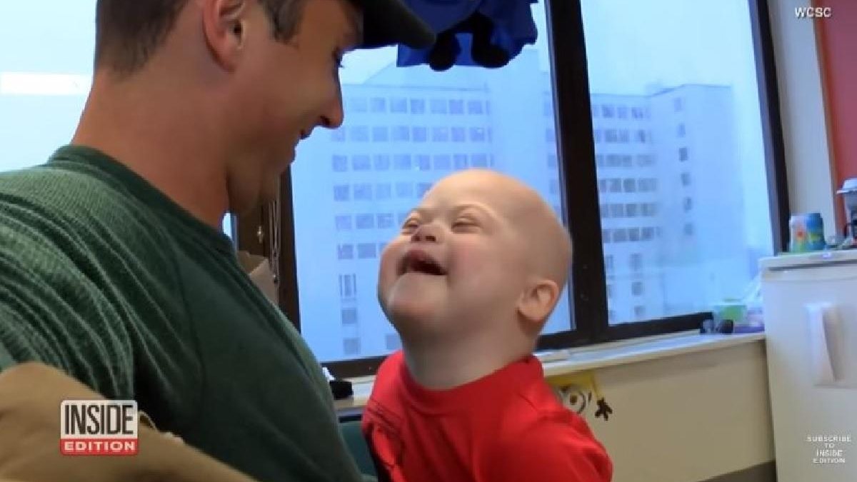 Imagem Menino de 3 anos com síndrome de Down e leucemia fica 90 dias internados e recebe surpresa emocionante de milhares de pessoas