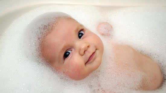 O contato pele com pele é ótimo para aproximar os pais do bebê - Getty Images