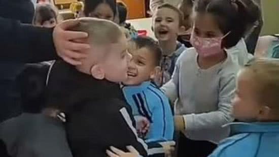 Os colegas de classe receberam o menino ucraniano muito bem no primeiro dia de aula - Reprodução/Daily Mail