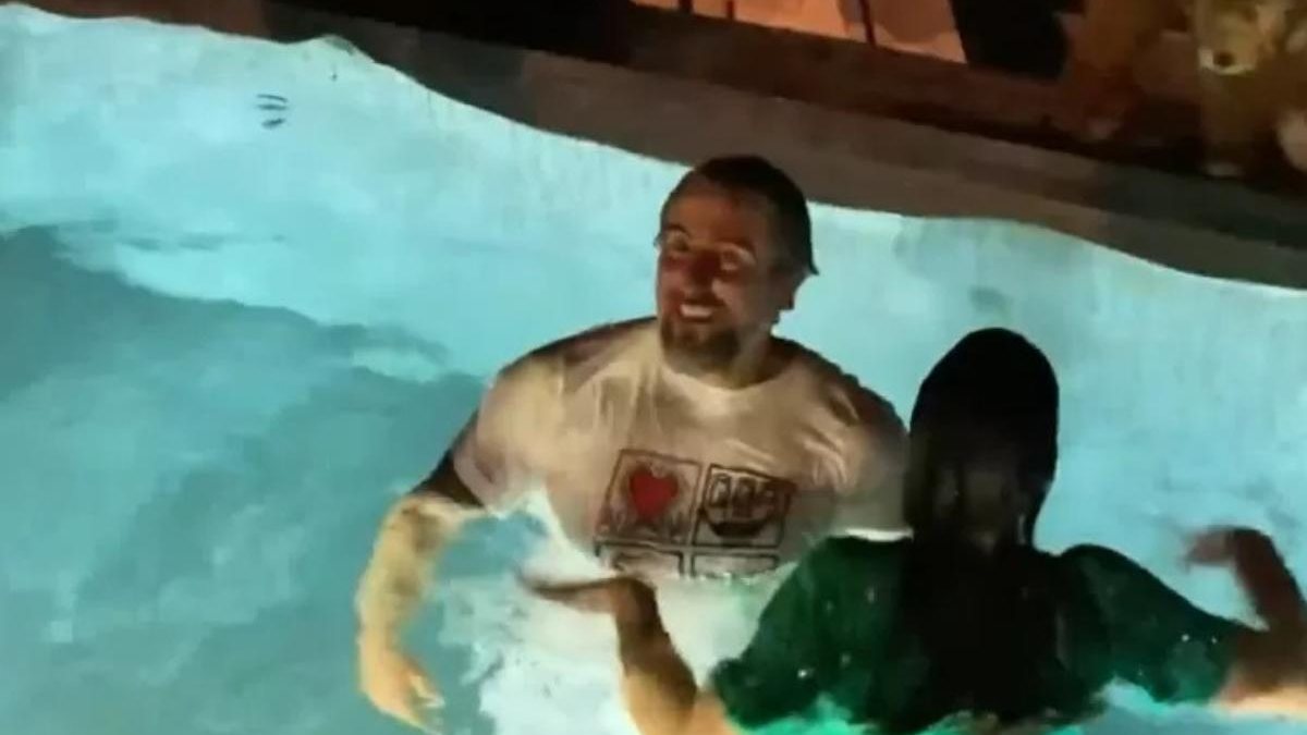 Marcos Mion comemorou a estreia na Globo pulando na piscina com a família - Reprodução / Instagram