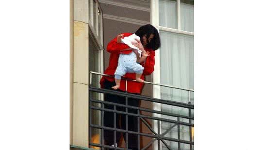 Michael Jackson mostra filho por cima de sacada, em Berlim - Olaf Selchow/Getty Images
