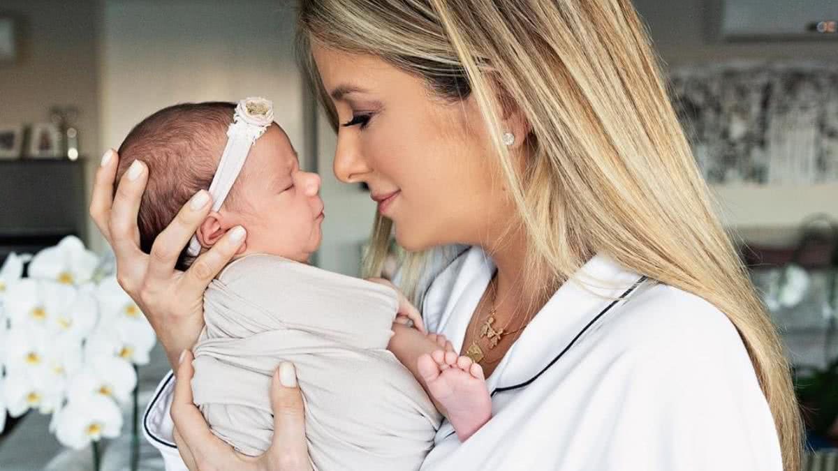 Tici com a filha em um ensaio newborn - Reprodução / Instagram