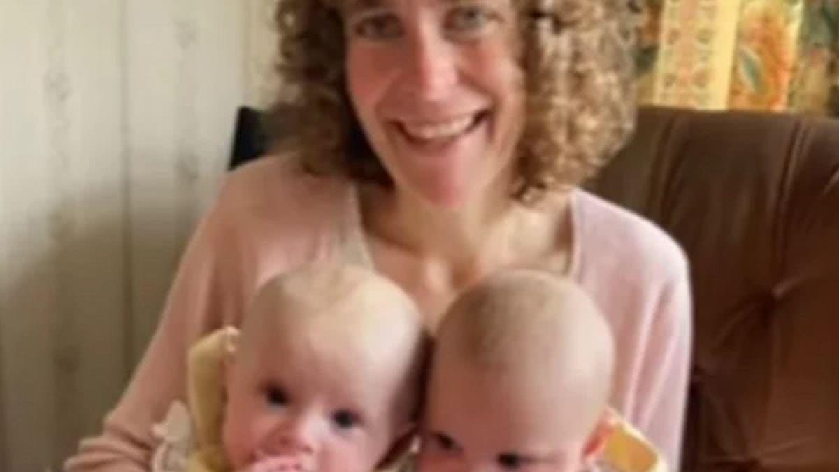 Mãe dá à luz gêmeas aos 50 anos após vencer anorexia - Reprodução / Daily Mail