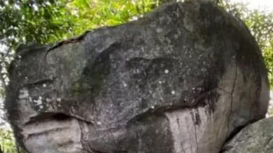 A pedra com formato da cabeça do ET virou atração turística - Reprodução/G1