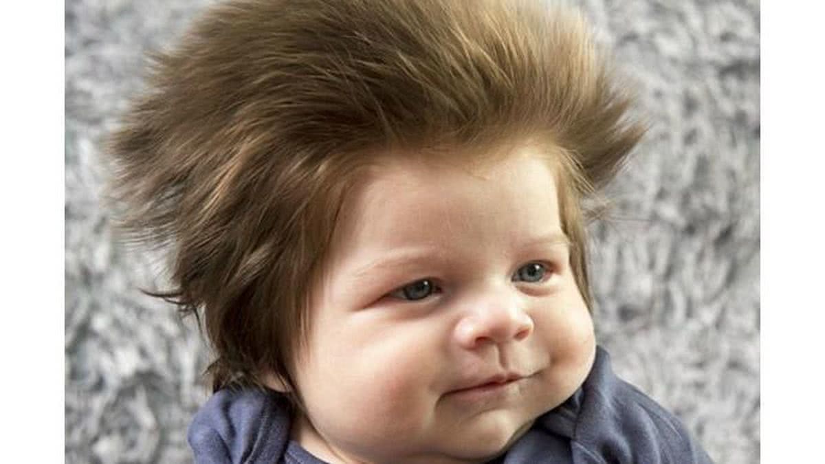 Lavar o cabelo do bebê é um momento de conexão com seu filho - Shutterstock