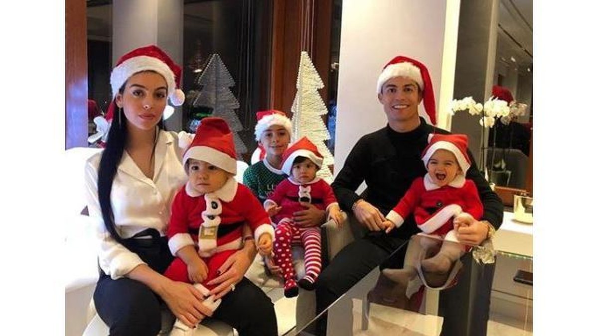 Cristiano Ronaldo e a família - Reprodução / Instagram @cristiano