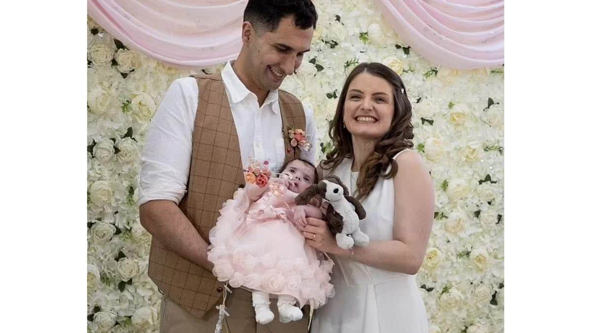 Pais se casam em hospital para que filha com doença rara possa participar da cerimônia - reprodução Daily Mail