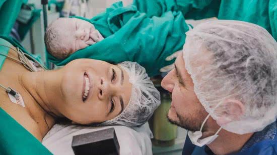 Bebê empelicado após parto em SC - Divulgação/Bruna Costa