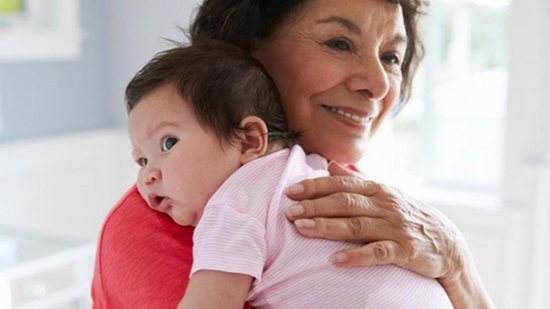 Suíça autoriza netos a abraçarem os avós - Getty Images