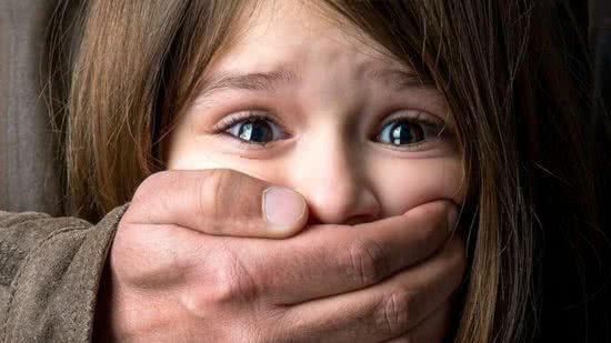 Mãe é presa por entregar a filha de 6 anos para vizinho de 65 anos estuprar - Reprodução Getty Images