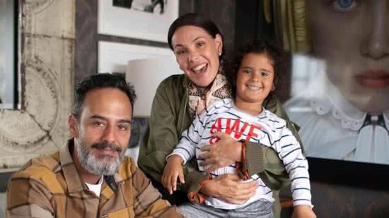 Carolina Ferraz com o ex-marido, Marcelo Martins, e a filha deles, Isabel (Foto: Reprodução / Instagram / @