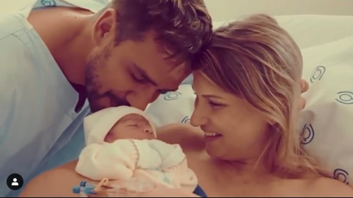 Julio Rocha e Karoline Kleine com José, ainda na maternidade - Reprodução Instagram / @juliorocha_