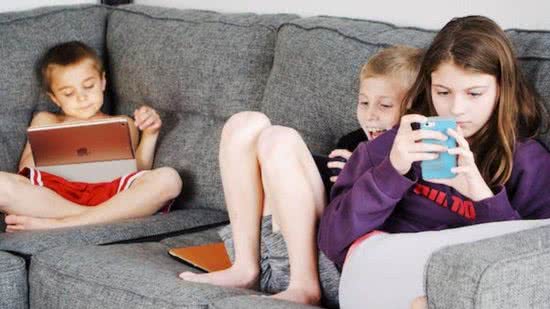 As crianças conseguem cada vez mais, ter acesso a internet com maior facilidade (foto: Reprodução/ Pexels)