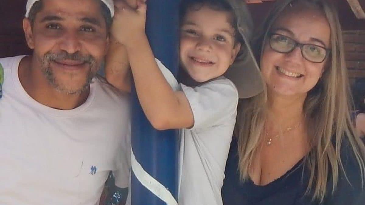 Regina e Carlos junto com o filho Eduardo Lopes Freitas – - Reprodução/ Facebook/ Arquivo Pessoal